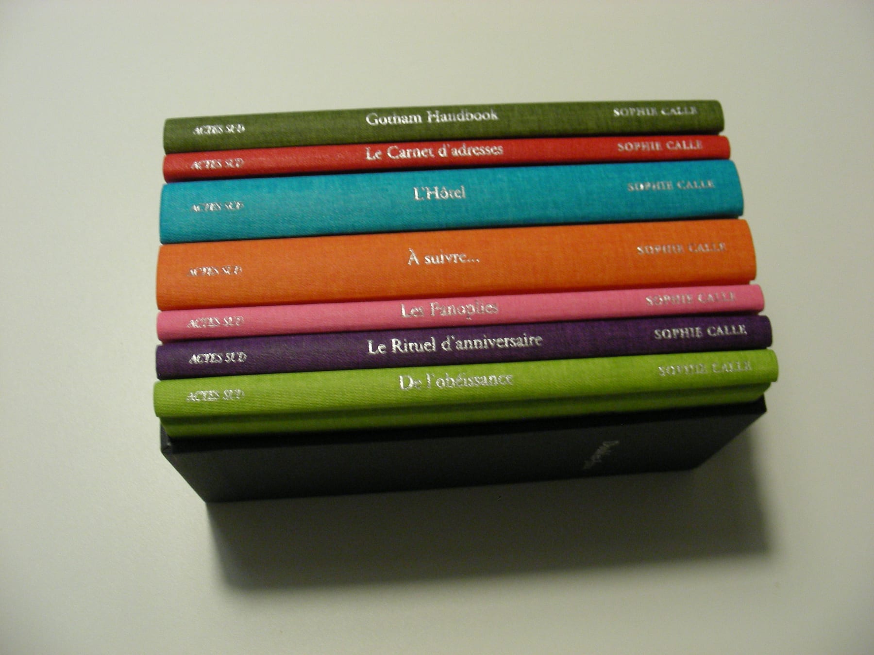 Doubles-jeux coffret 7 volumes: livre 1, De l'obéissance. livre 2, Le rituel d'anniversaire. livre 3, Les panoplies. livre 4, A suivre. livre 5, Le carnet d'adresses. livre 6, L'hôtel.livre 7, Gotham handbook